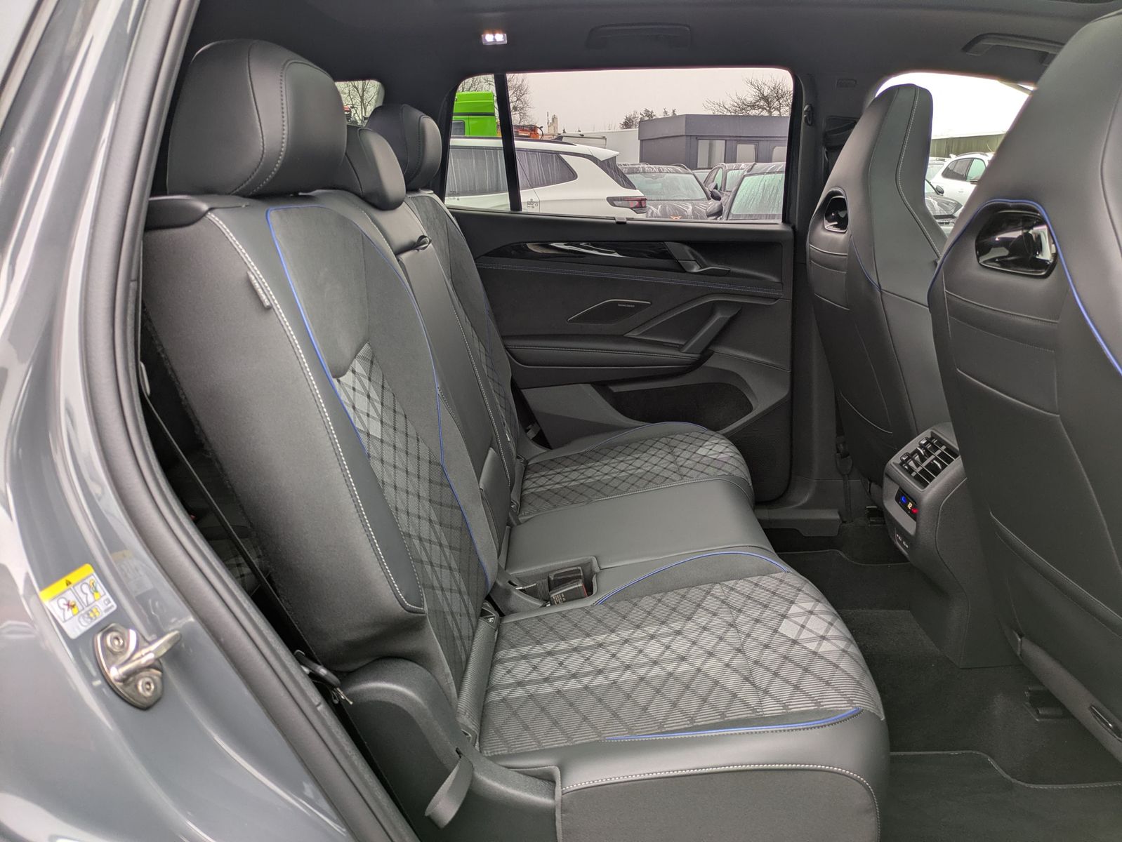 Fahrzeugabbildung Volkswagen Tayron 2.0 TDI 4M R-Line BLACK*7Si*MATRIX*PANO