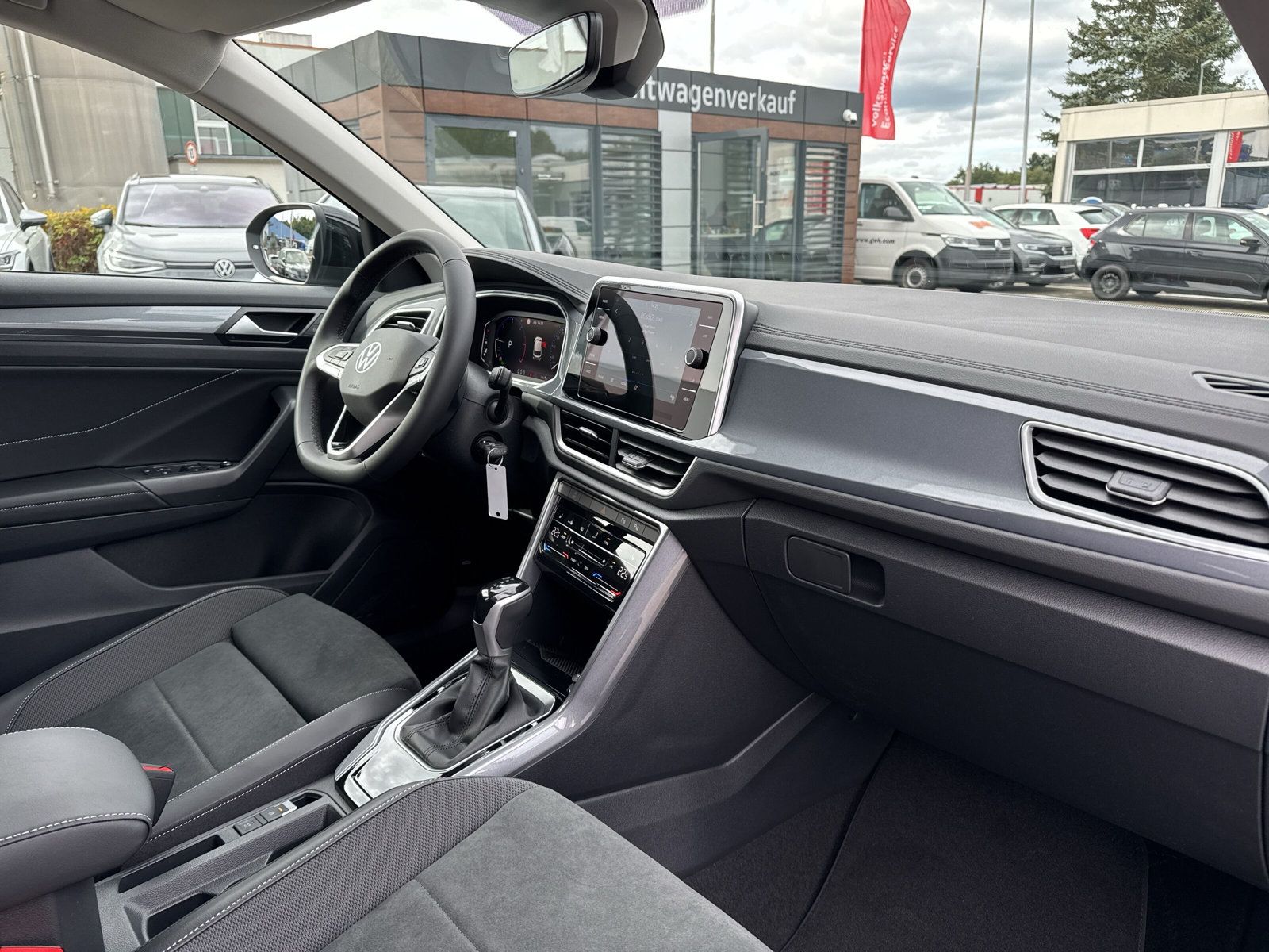 Fahrzeugabbildung Volkswagen T-Roc 2.0 TDI DSG Style KAMER AHK MISANO 19"