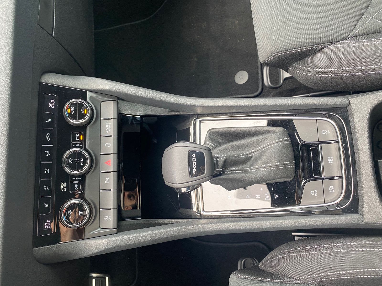 Fahrzeugabbildung SKODA Karoq 2.0l TDI DSG Sportline