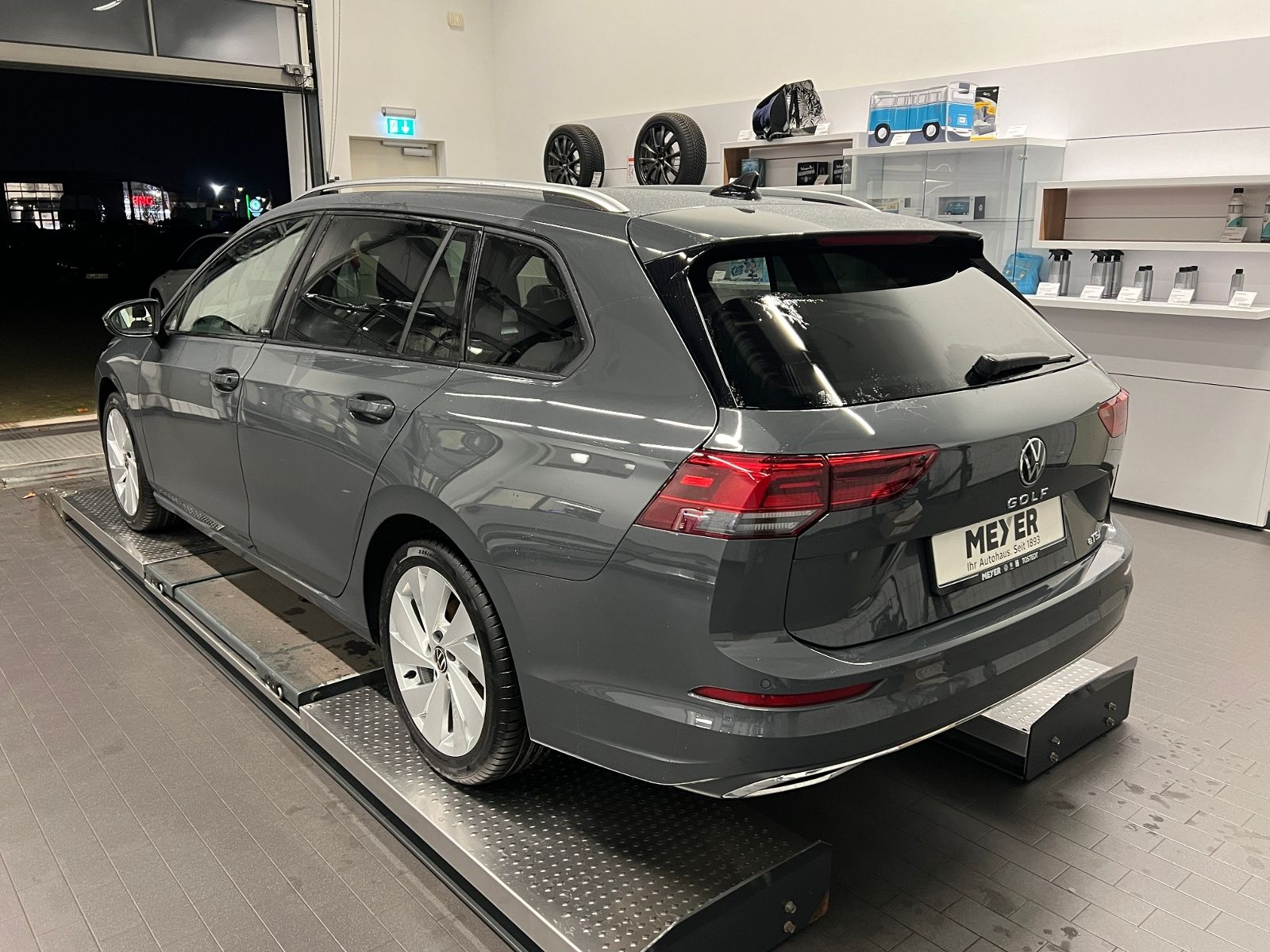 Fahrzeugabbildung Volkswagen Golf VIII Variant ACTIVE 1.5 eTSI DSG *AHK, LED,