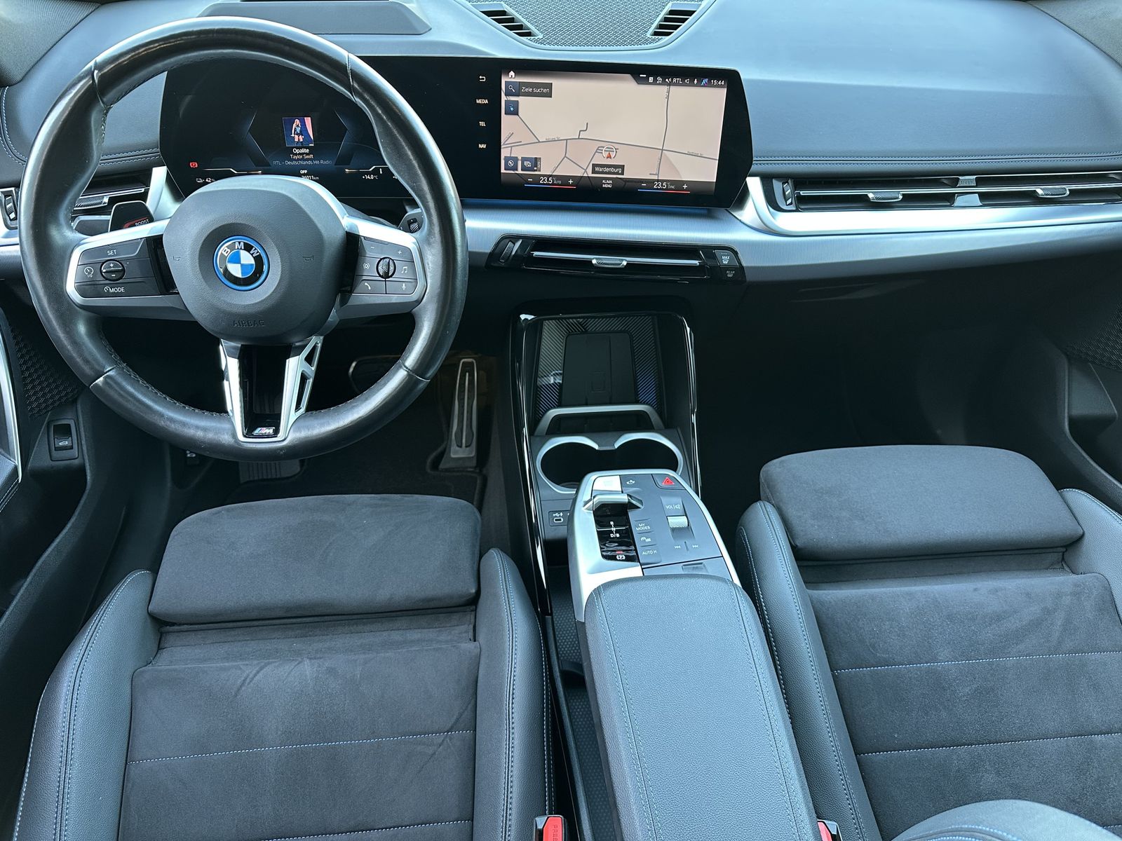Fahrzeugabbildung BMW iX1 30 xDrive M-Sport NAV+LED+PANO+AHK+19ZO+360°
