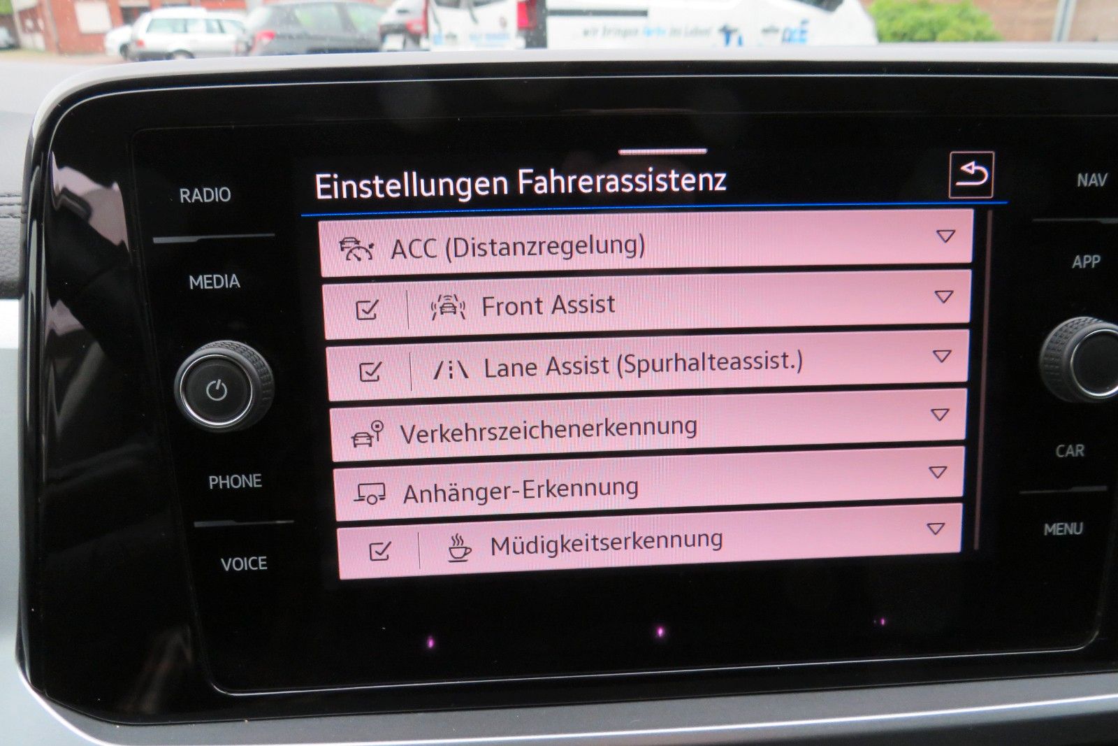 Fahrzeugabbildung Volkswagen T-Roc Life AHK ACC SITZH GJ NAVI APP 1.HD