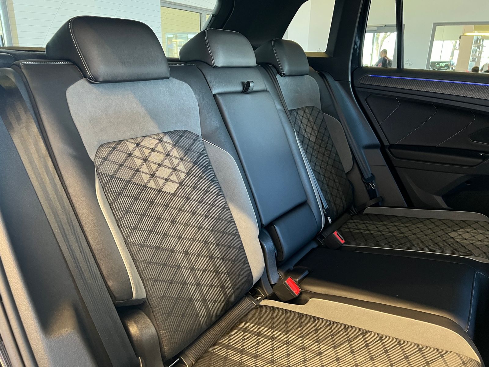 Fahrzeugabbildung Volkswagen Tiguan R-Line 2.0 TDI DSG 4MOTION *AHK, LED, Bla