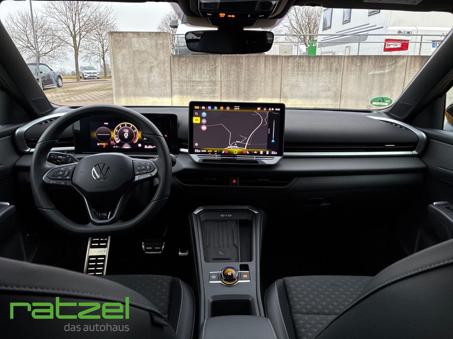 Fahrzeugabbildung Volkswagen T-Roc R-LINE 1.5 eTSI DSG IQ.Drive+LED+Keyless