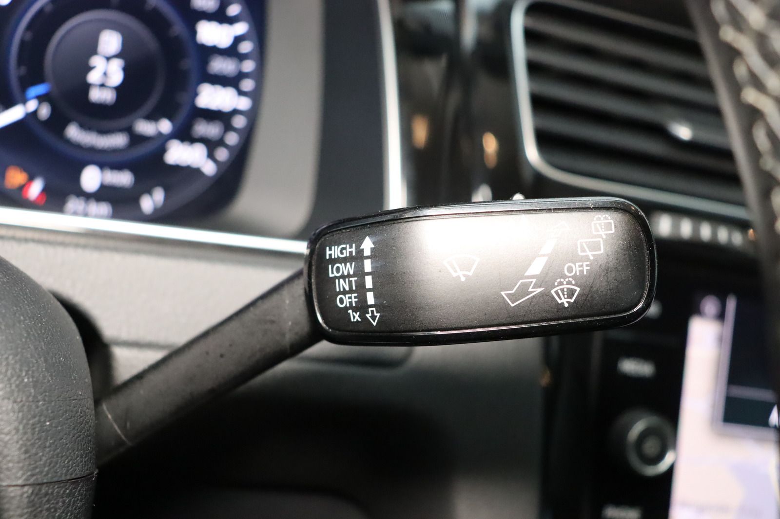 Fahrzeugabbildung Volkswagen Golf VII Sound * Standheizung * LED *