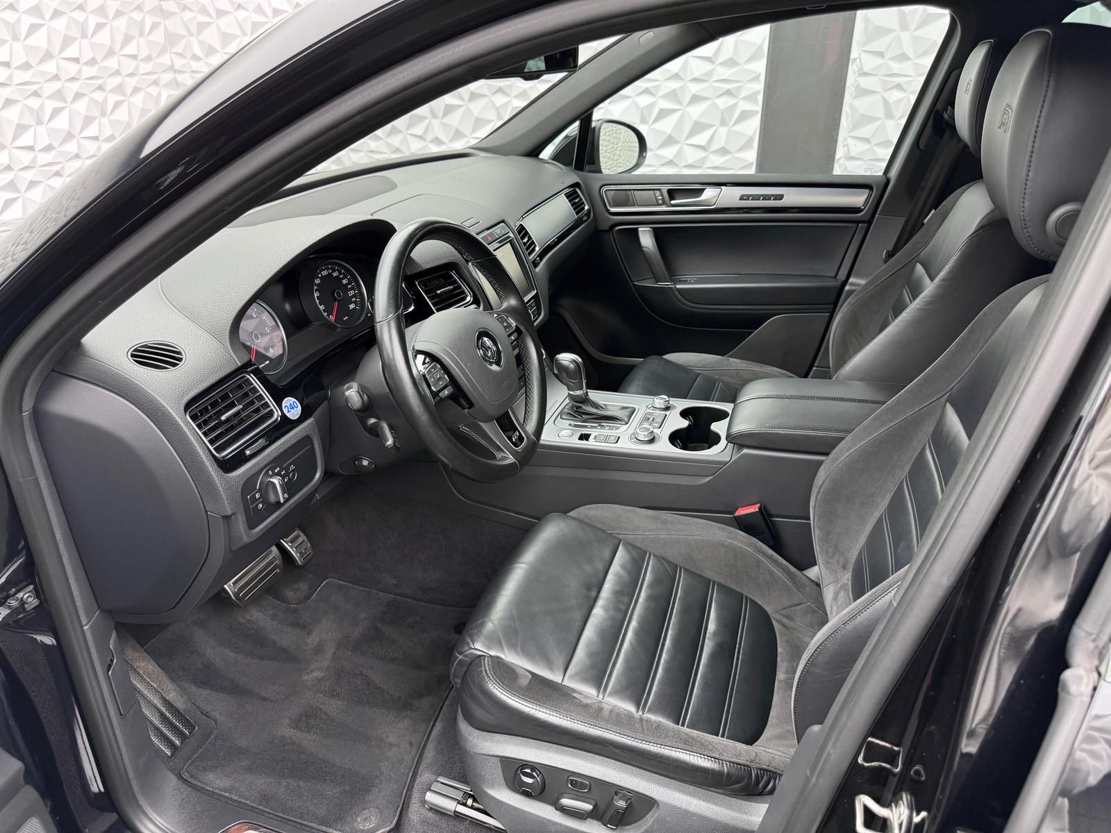 Fahrzeugabbildung Volkswagen 3.0 TDI R-LINE/4MOTION/STANDHZ/LUFT/KEY/AHK/360°