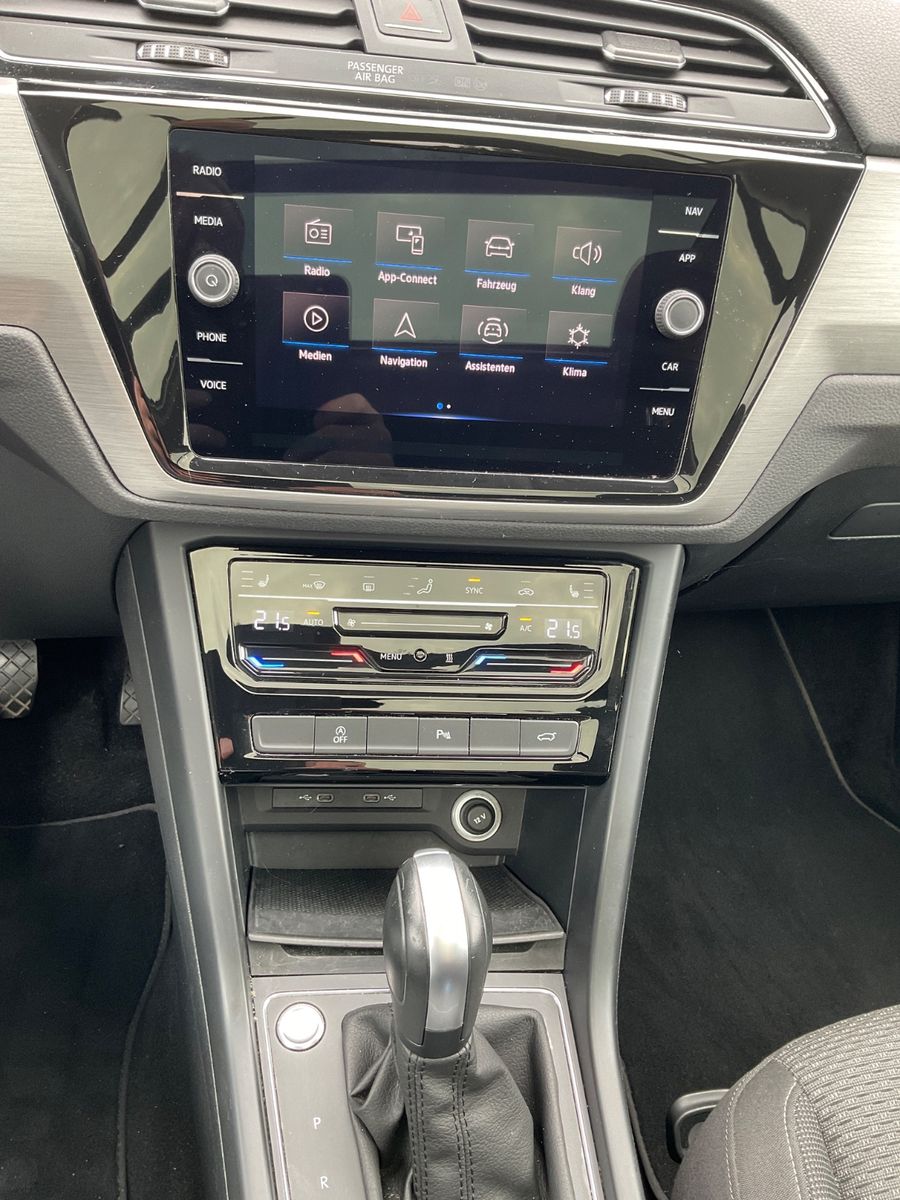 Fahrzeugabbildung Volkswagen Touran 1.5 TSI DSG,7 Sitze,AHK,Standheizung,Pano