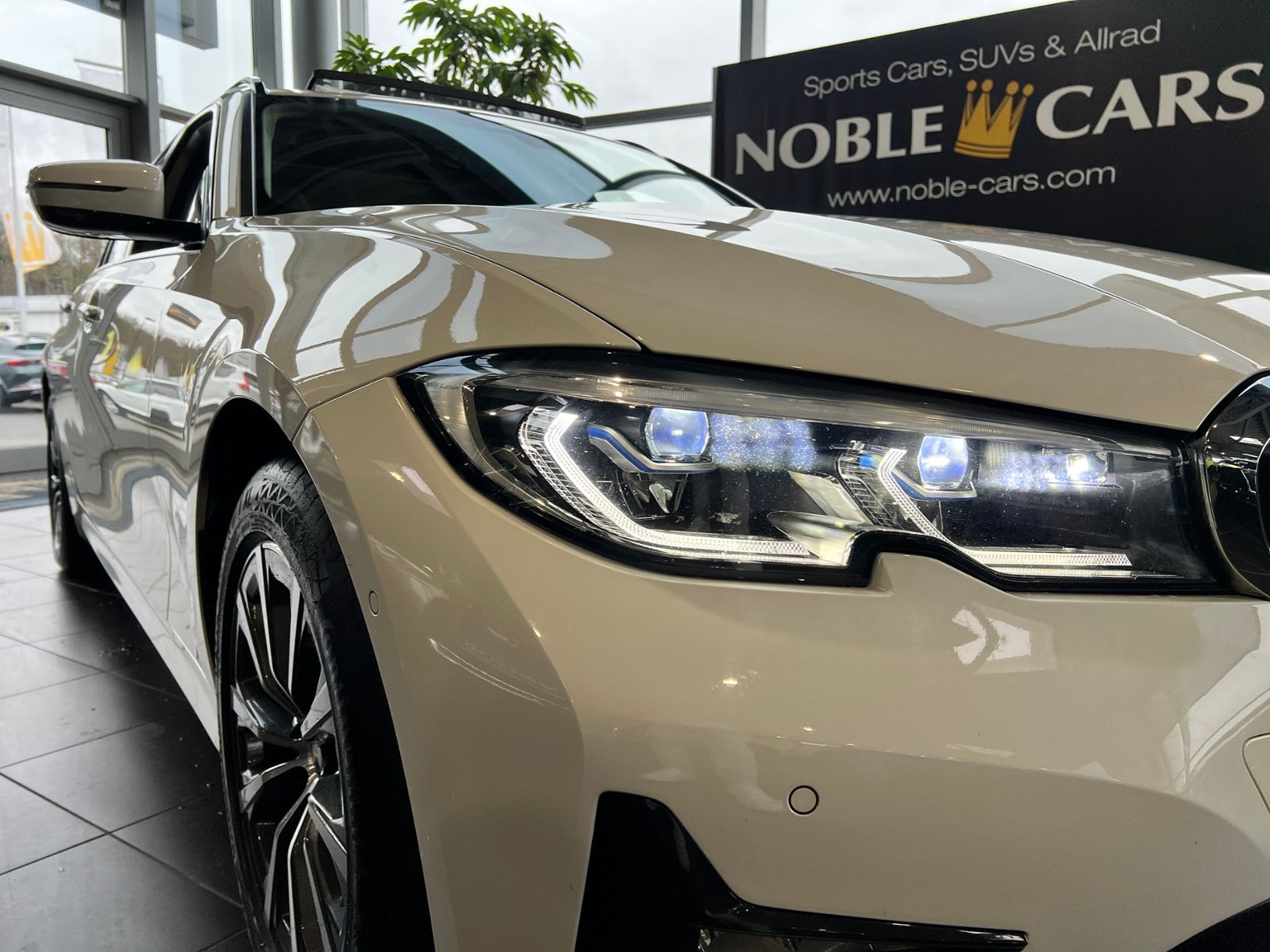 Fahrzeugabbildung BMW 320i Touring Sport Line PANO ACC LASER RFK