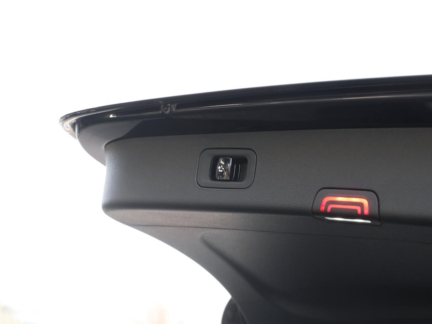 Mercedes-Benz E 220 d T AMG Night Digital-Light Ambiente AHK