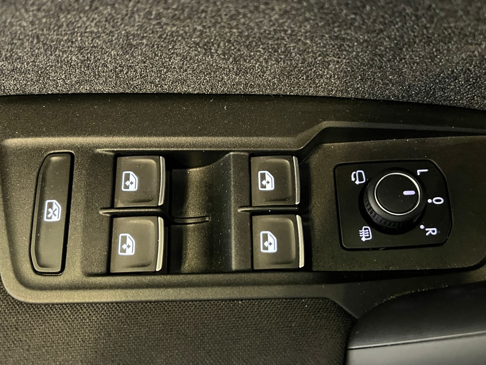 Fahrzeugabbildung Volkswagen Tiguan MOVE 1.5 TSI DSG *AHK, LED, Navi, 17'-LM*