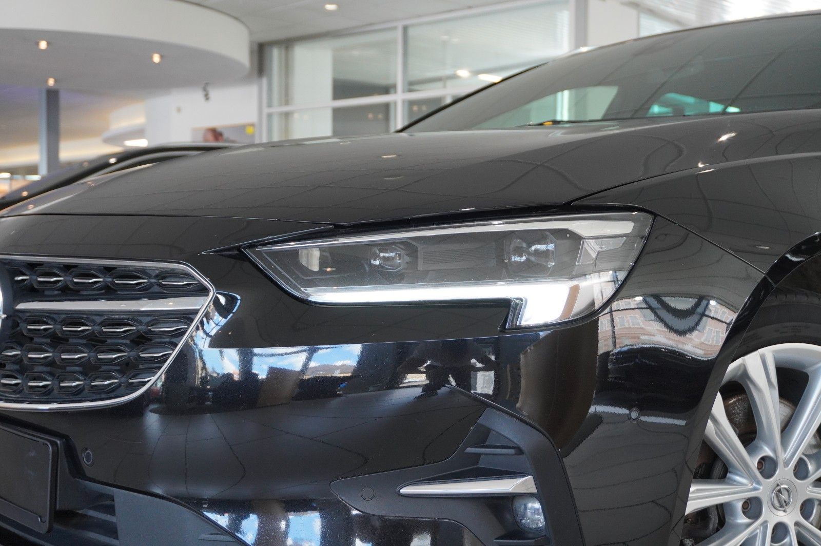 Fahrzeugabbildung Opel Insignia B ST 2.0D ELEGANCE 4X4 NAVI/HUD/BOSE/AH