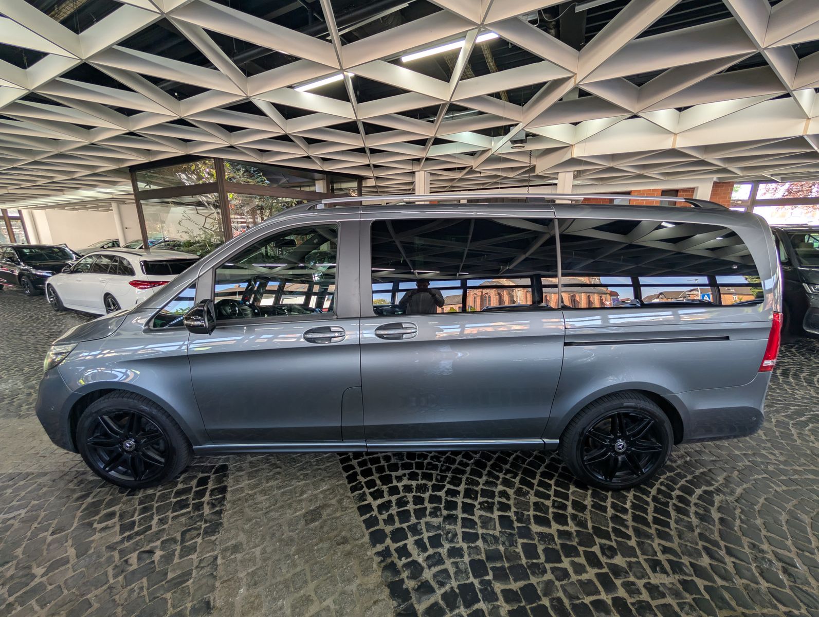 Fahrzeugabbildung Mercedes-Benz V 220 d AMG lang Standheiz LED MBUX BURM ACC AHK