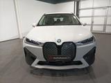 BMW iX xDrive40 Sport 76,6 LED|Navi|Kamera|SHZ|Leder - Gebrauchtwagen in Memmingen