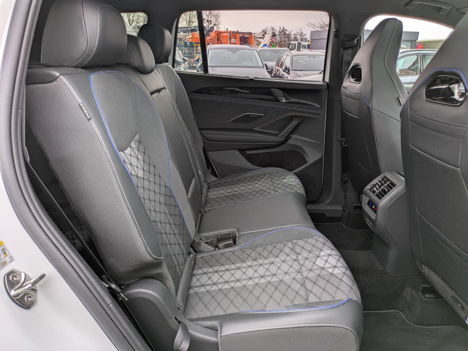 Fahrzeugabbildung Volkswagen Tayron 2.0 TDI 4M R-Line BLACK*7Si*MATRIX*PANO