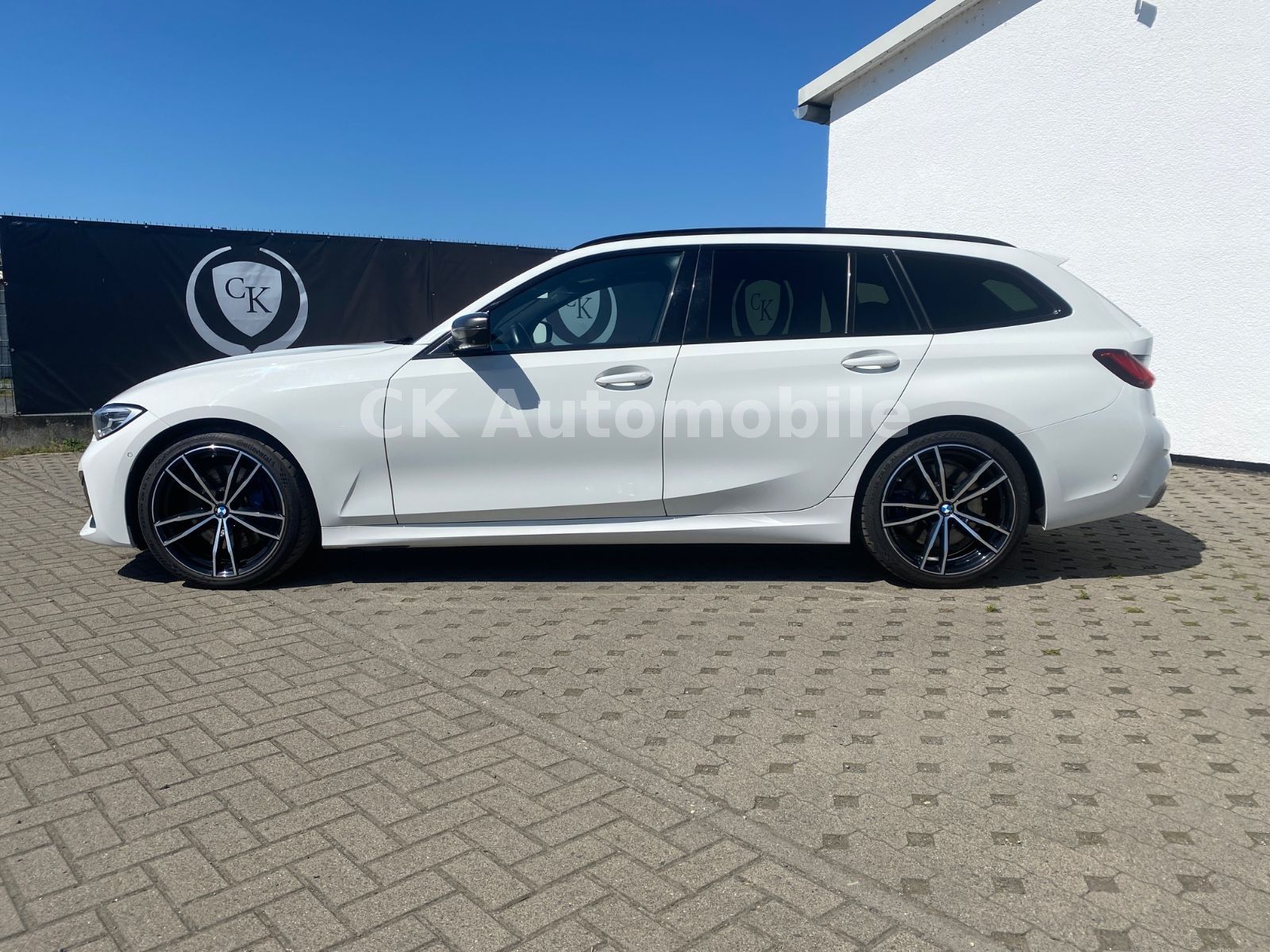 Fahrzeugabbildung BMW M340i Touring xDrive/Navi/HeadUP/Pano/360°