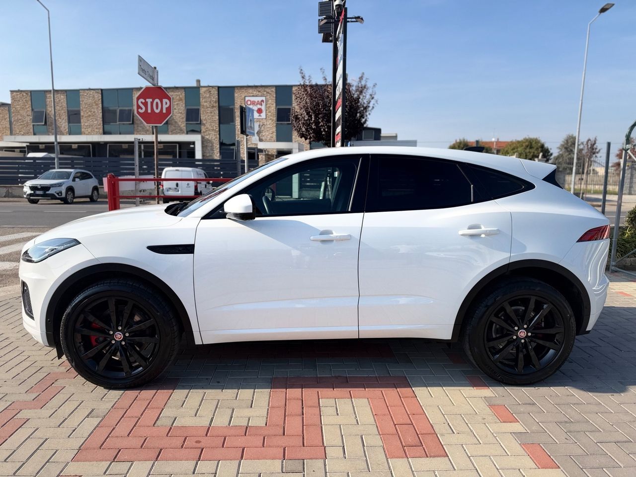 Jaguar E-Pace 2.0 I4 249 CV AWD Auto R-Dynamic H imagem 3