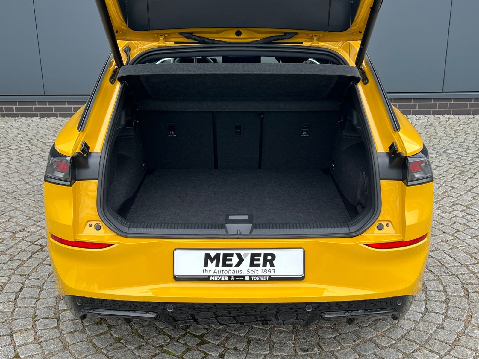 Fahrzeugabbildung Volkswagen T-Roc R-Line 1.5 eTSI DSG *Black Style, IQ-Light