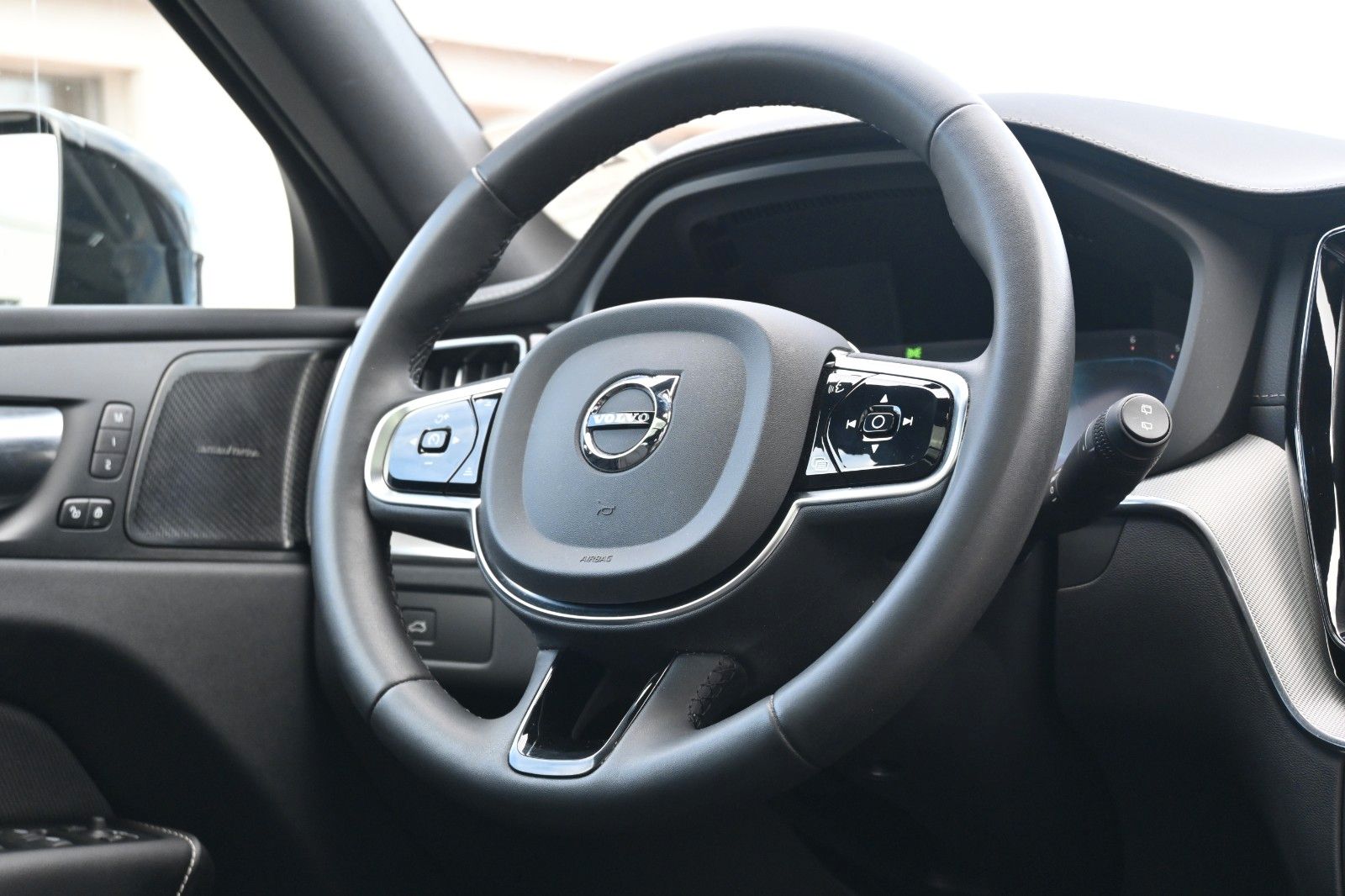 Fahrzeugabbildung Volvo XC60 B4 Ultimate Dark AWD*LUFT*360°*SDTHZG*LED