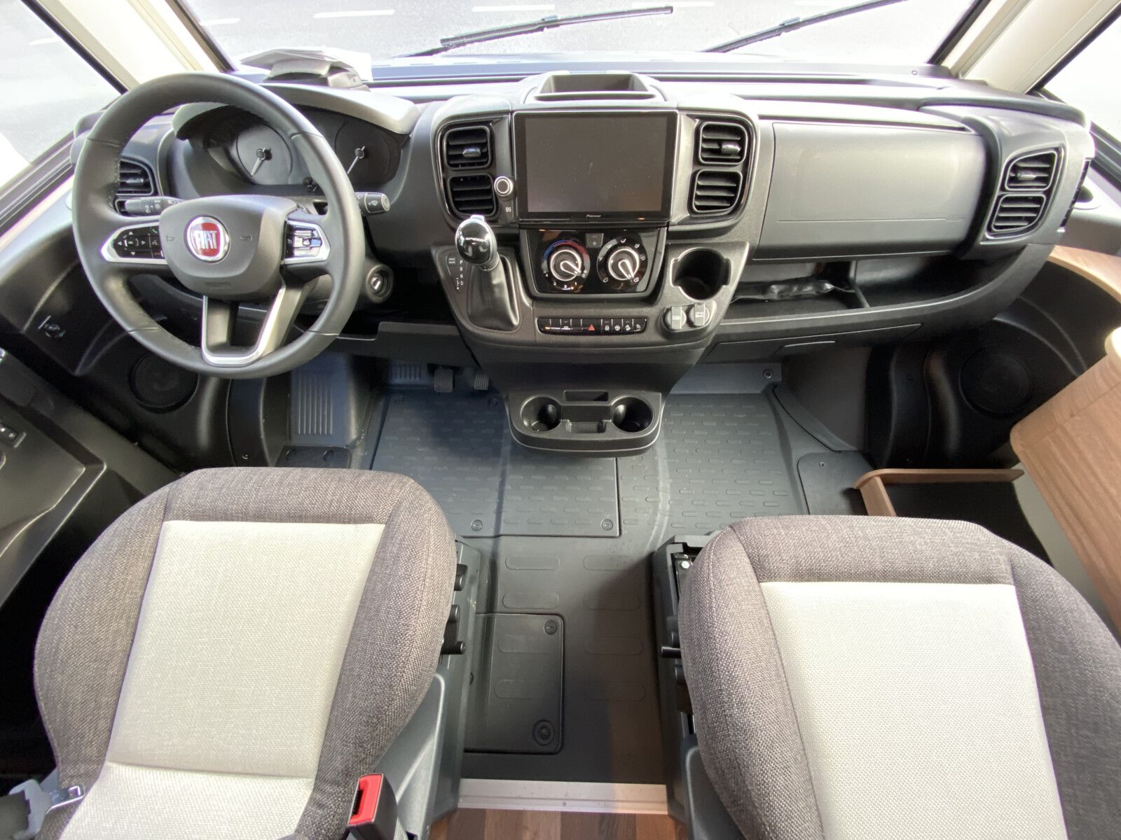 Fahrzeugabbildung Weinsberg CaraCore 650 MEG Aguti, 180 PS, Automatic, 4,4t