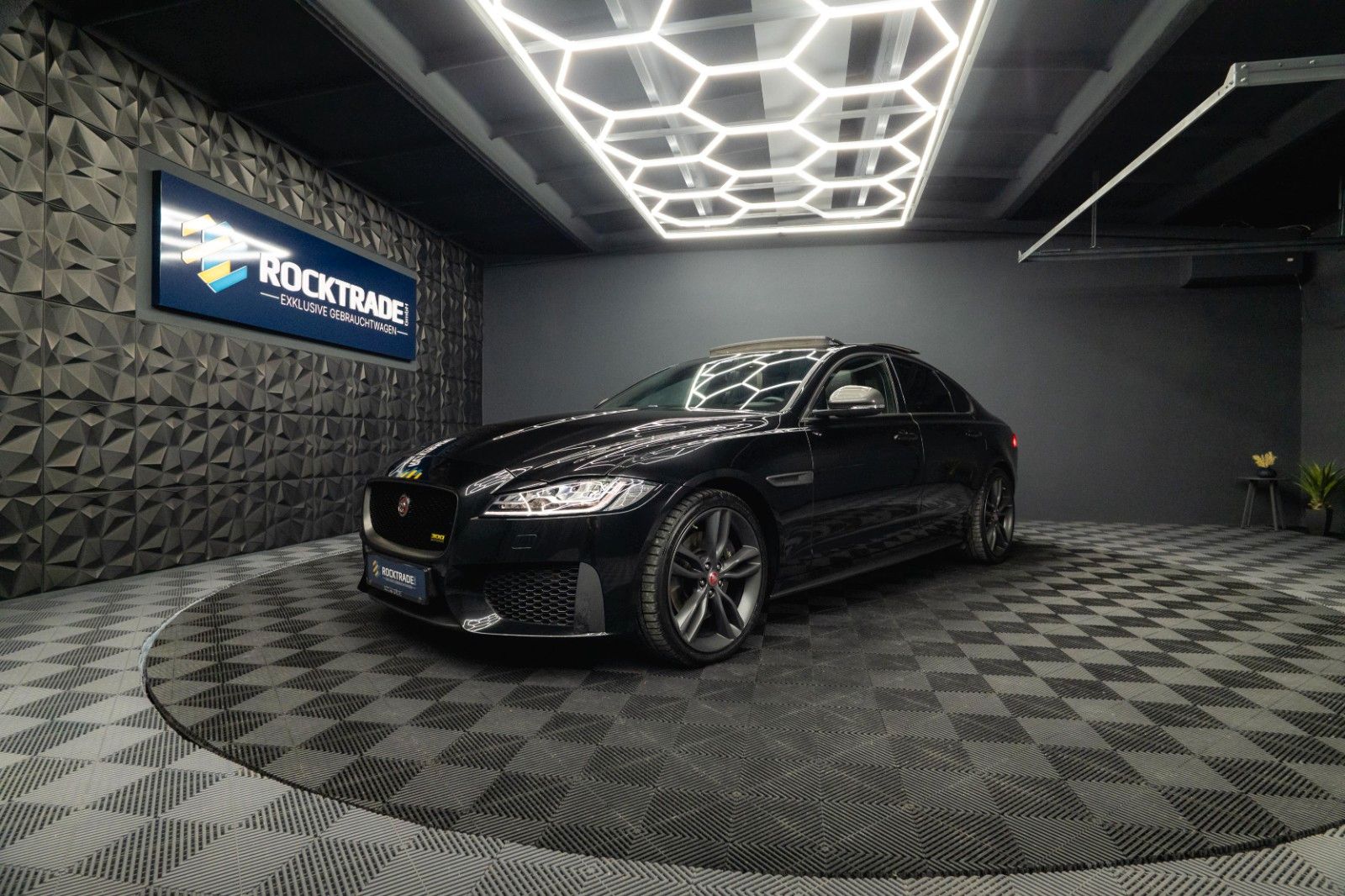 Fahrzeugabbildung Jaguar XF 300 Sport Black Edition | Pano | LED | 20Zoll