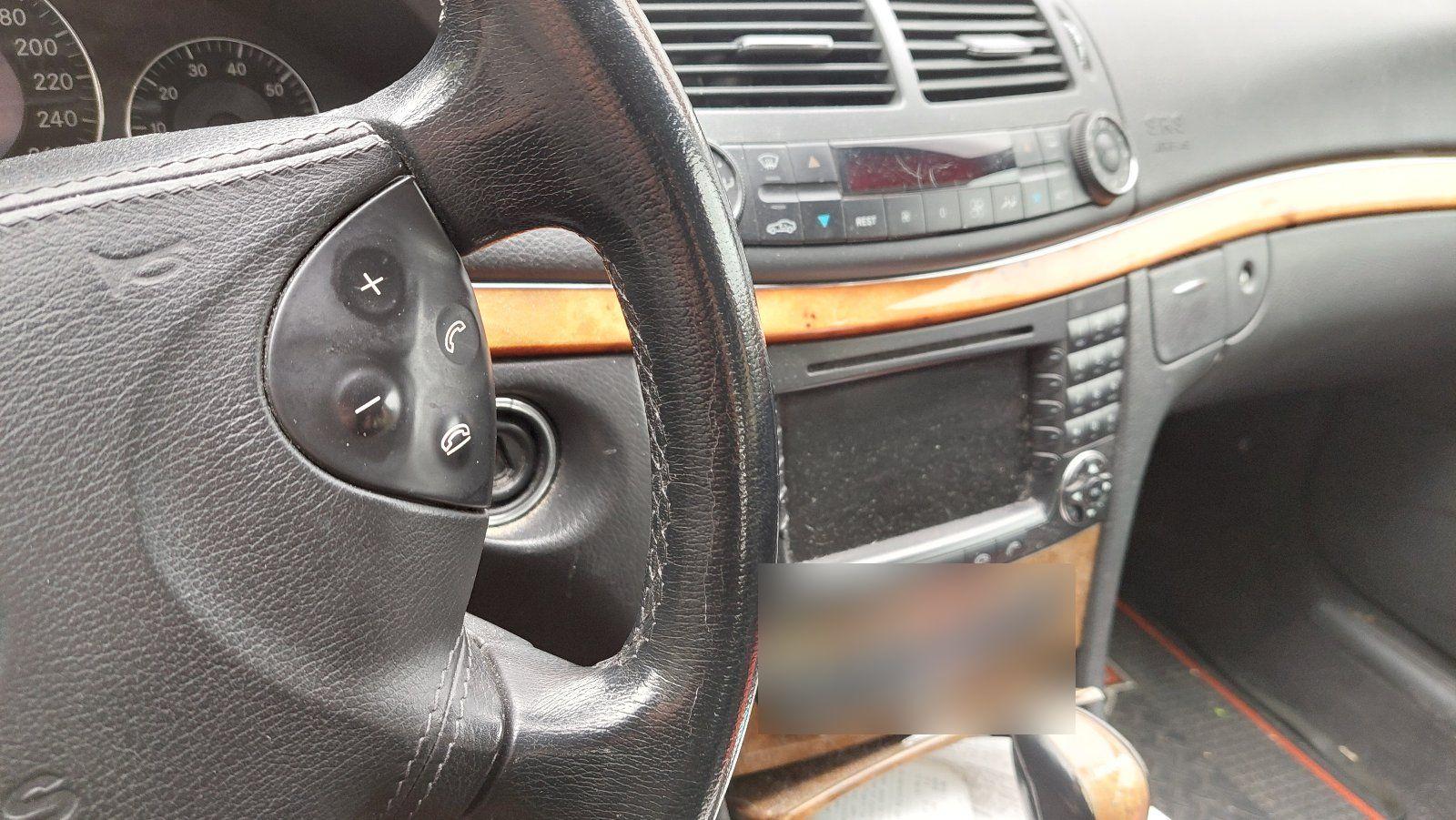 Mercedes-Benz E500 2005 — photo 13