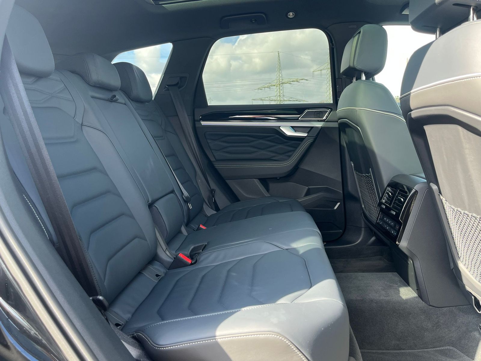 Fahrzeugabbildung Volkswagen Touareg 3.0TDI 4M R-Line VOLL Black 22" UPE 114T