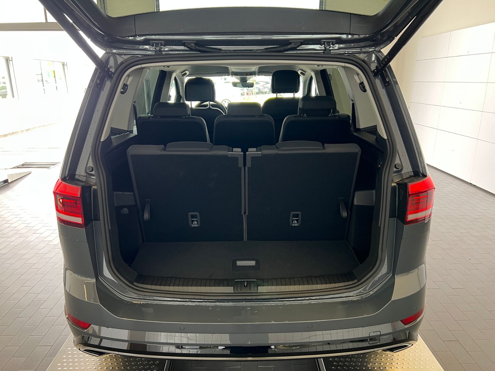 Fahrzeugabbildung Volkswagen Touran Comfortline 1.5 TSI DSG *LED, AHK, 7-Sitz