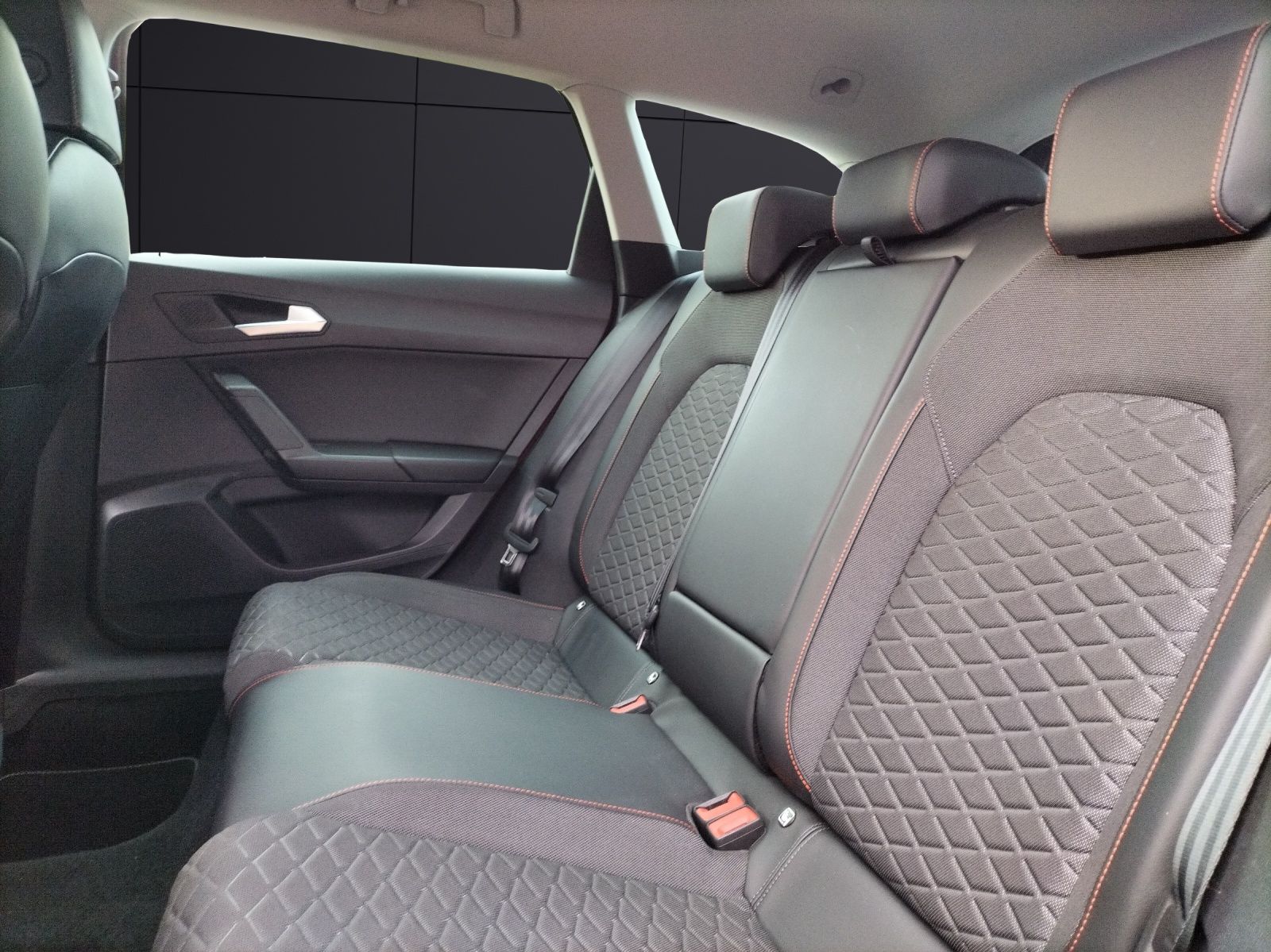 Fahrzeugabbildung SEAT Leon ST eTSI FR-Line DSG LED AHK Navi ACC Park-A