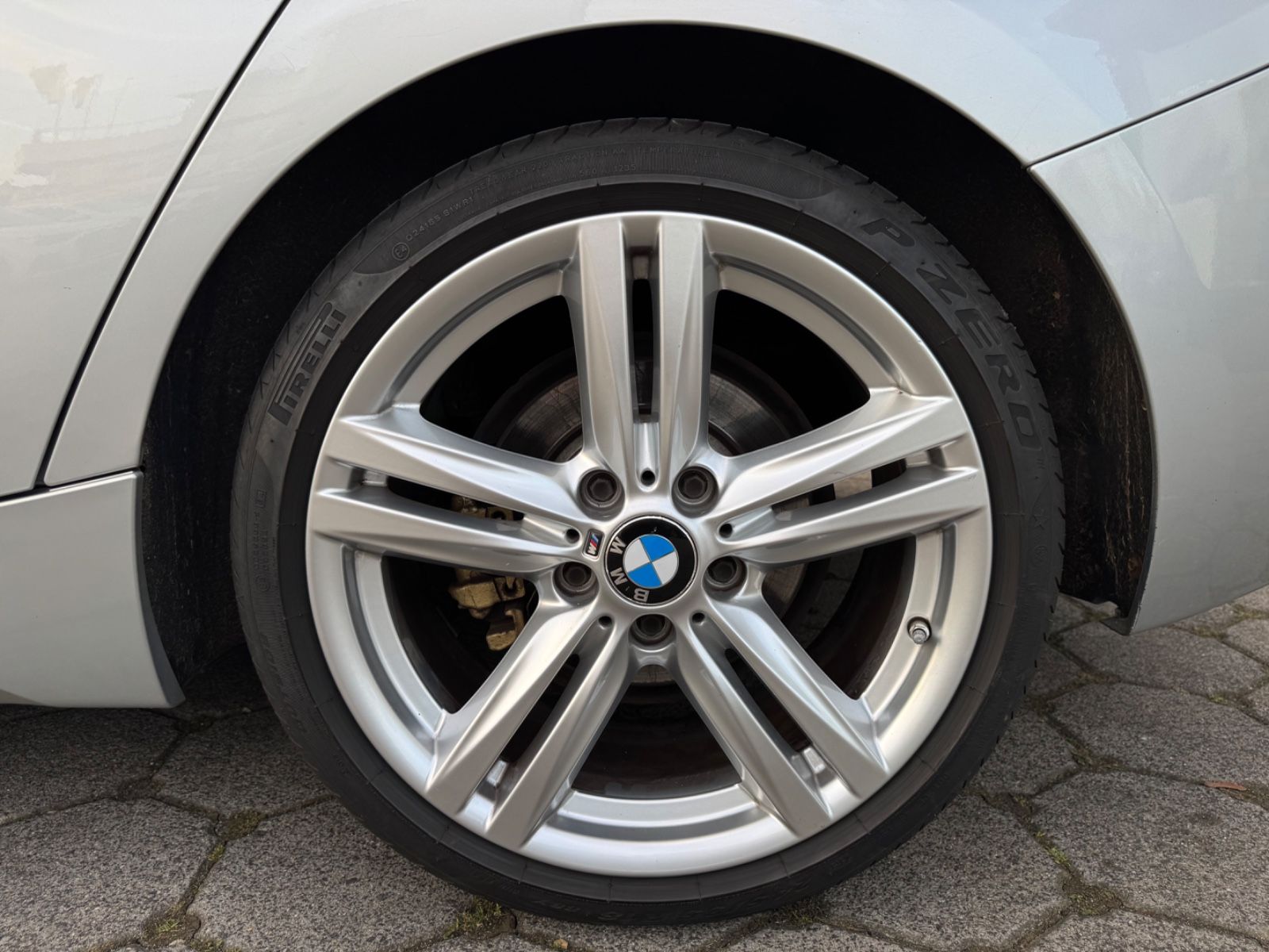 Fahrzeugabbildung BMW 118 i* M Paket*LED*Bi-xenon*Alcantara*8Fach