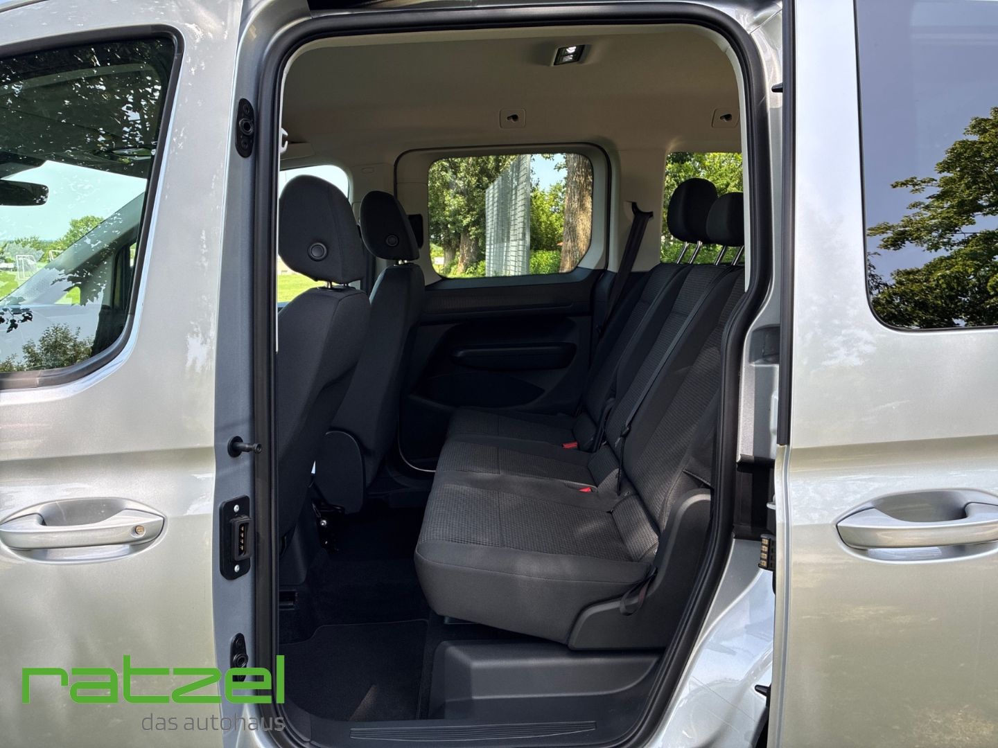 Fahrzeugabbildung Volkswagen Caddy 2.0 TDI KR 5-Sitze+AHK+KLIMA+RFK+PDC+ACC