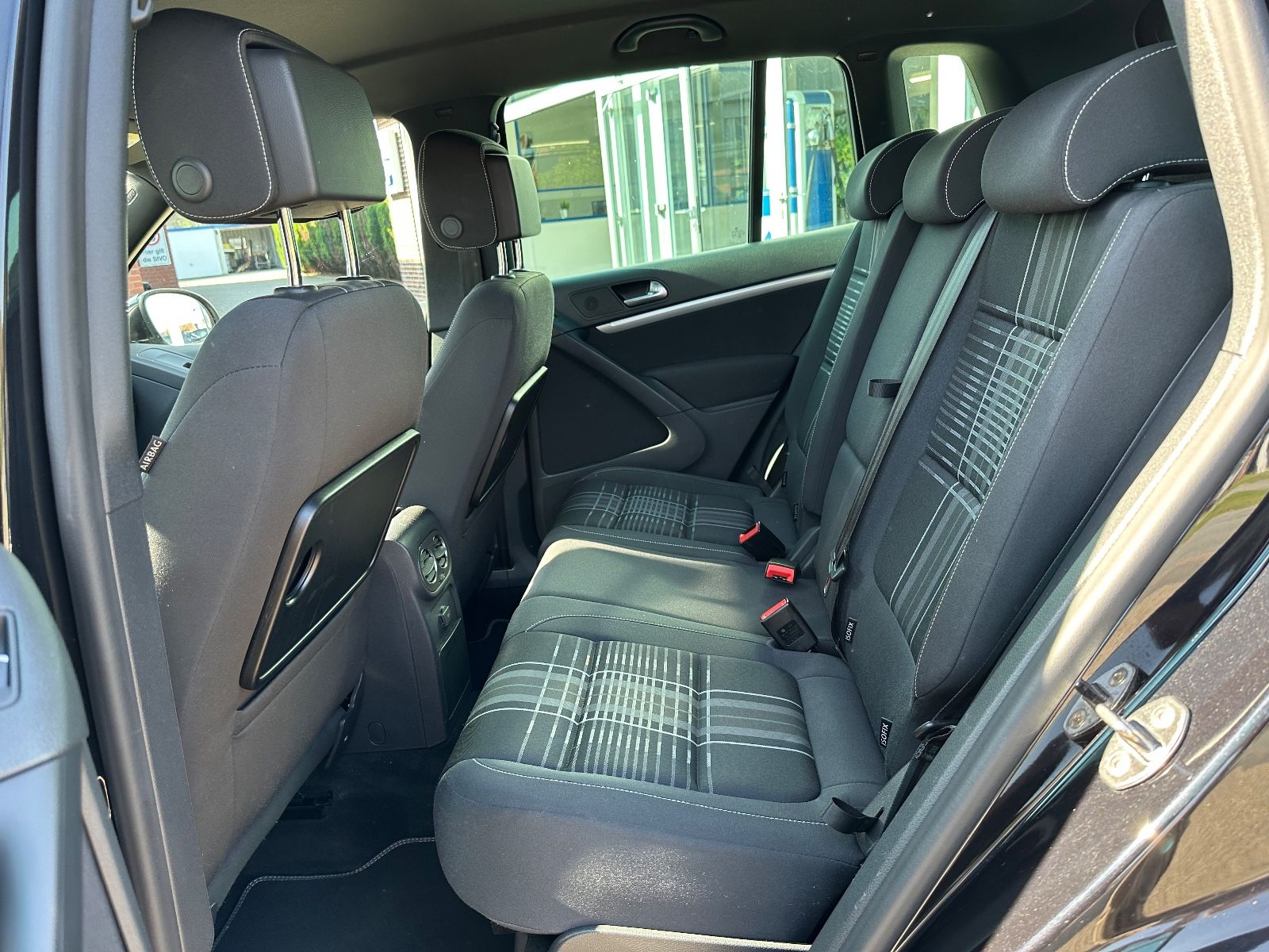 Fahrzeugabbildung Volkswagen Tiguan 1.4 TSI R-Line AHK/Navi/GRA/SHZG