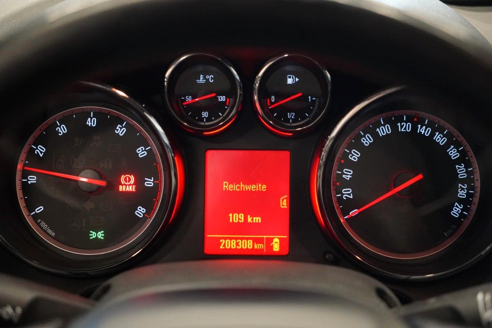 Opel Astra 2012 — photo 18