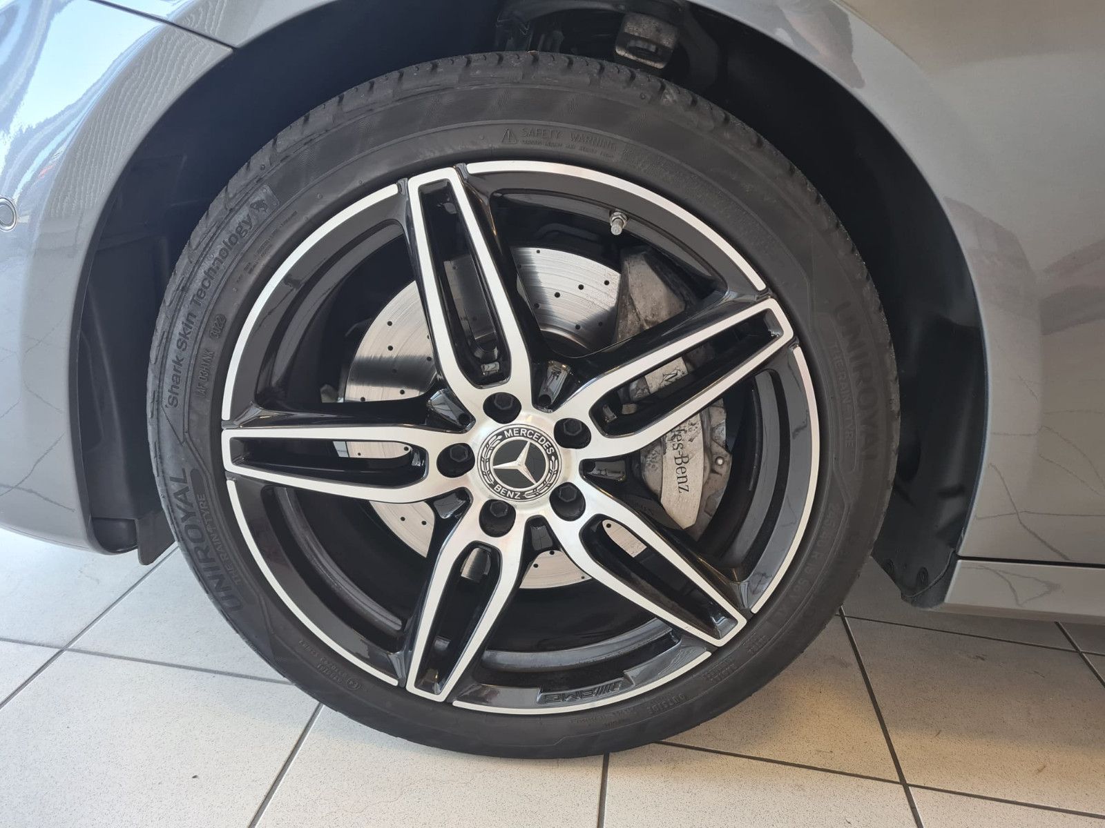 Fahrzeugabbildung Mercedes-Benz E 400 T-Modell 4Matic/ Multibeam / AHK / AMG