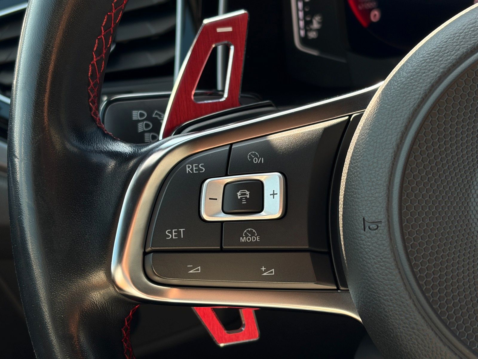 Fahrzeugabbildung Volkswagen Polo VI GTI 2.0 TSI DSG KW ACC PDC SHZ CarPlay
