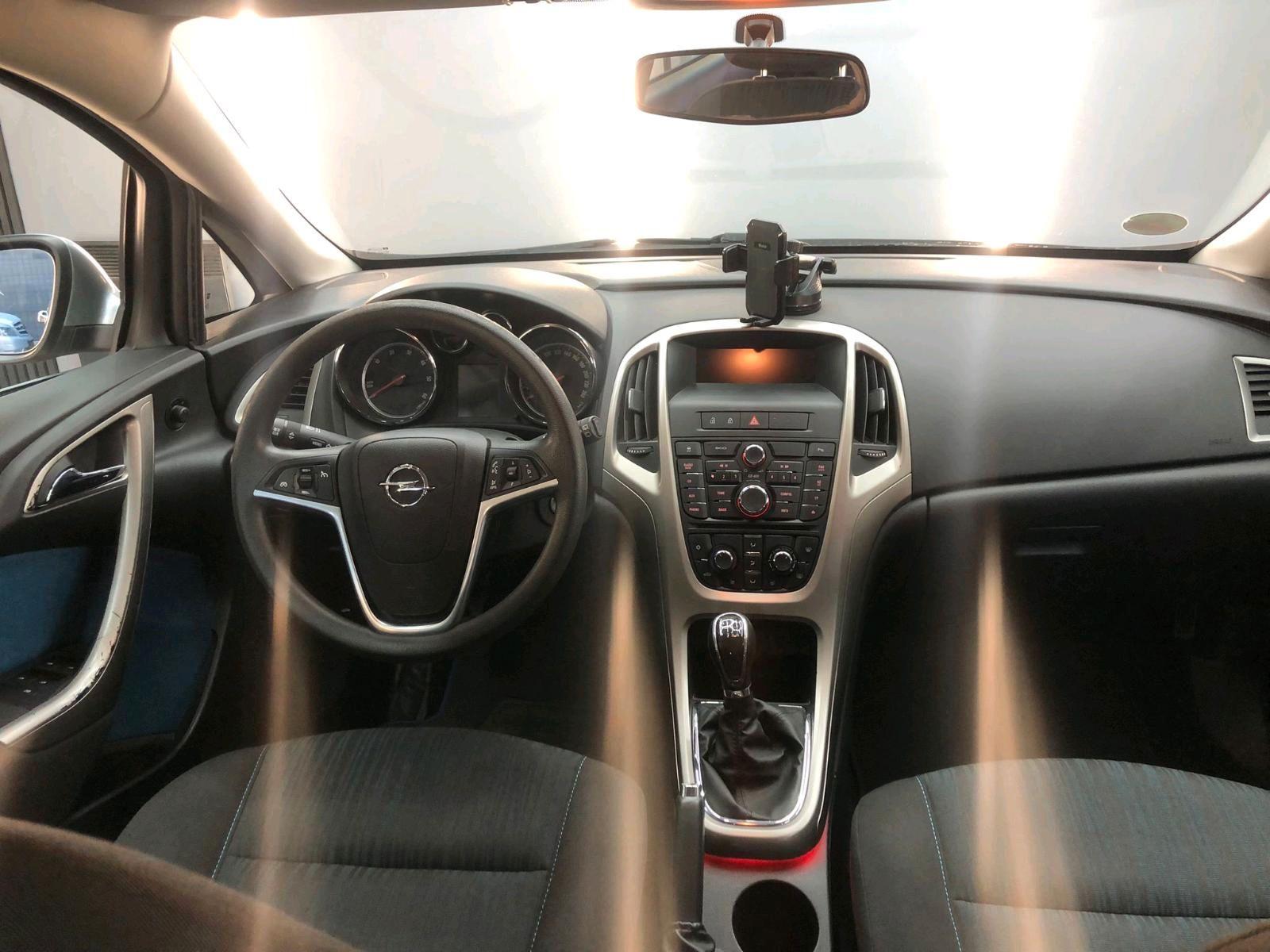 Opel Astra 2011 — photo 6