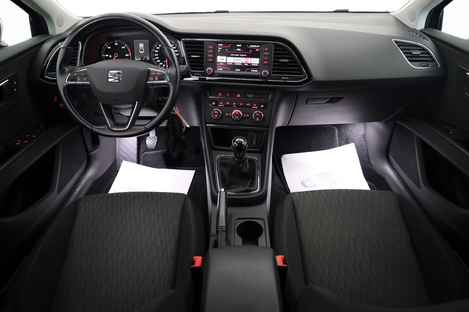 Fahrzeugabbildung SEAT Leon ST Style Navi,SH,PDC,AHK,8-fach bereift!