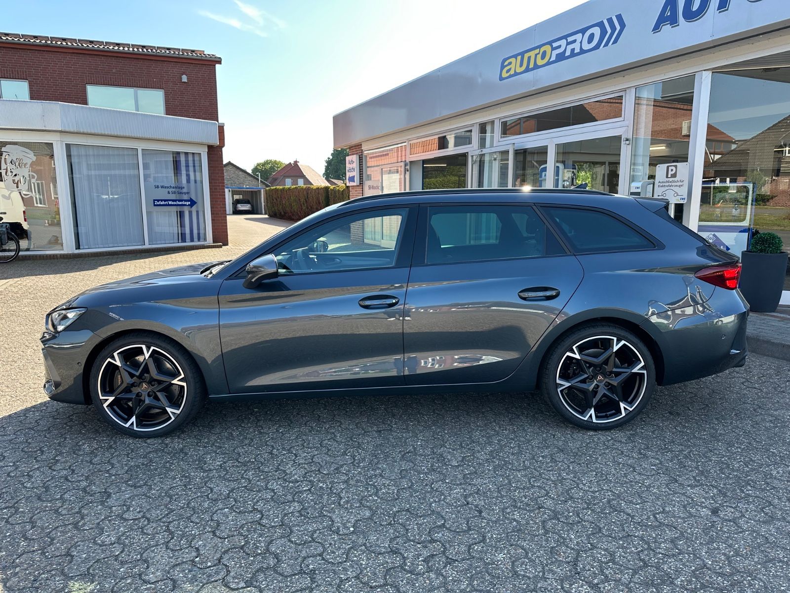 Fahrzeugabbildung CUPRA Leon ST 2.0 TSI 4Drive VZ Pano/AHK/Navi/ACC