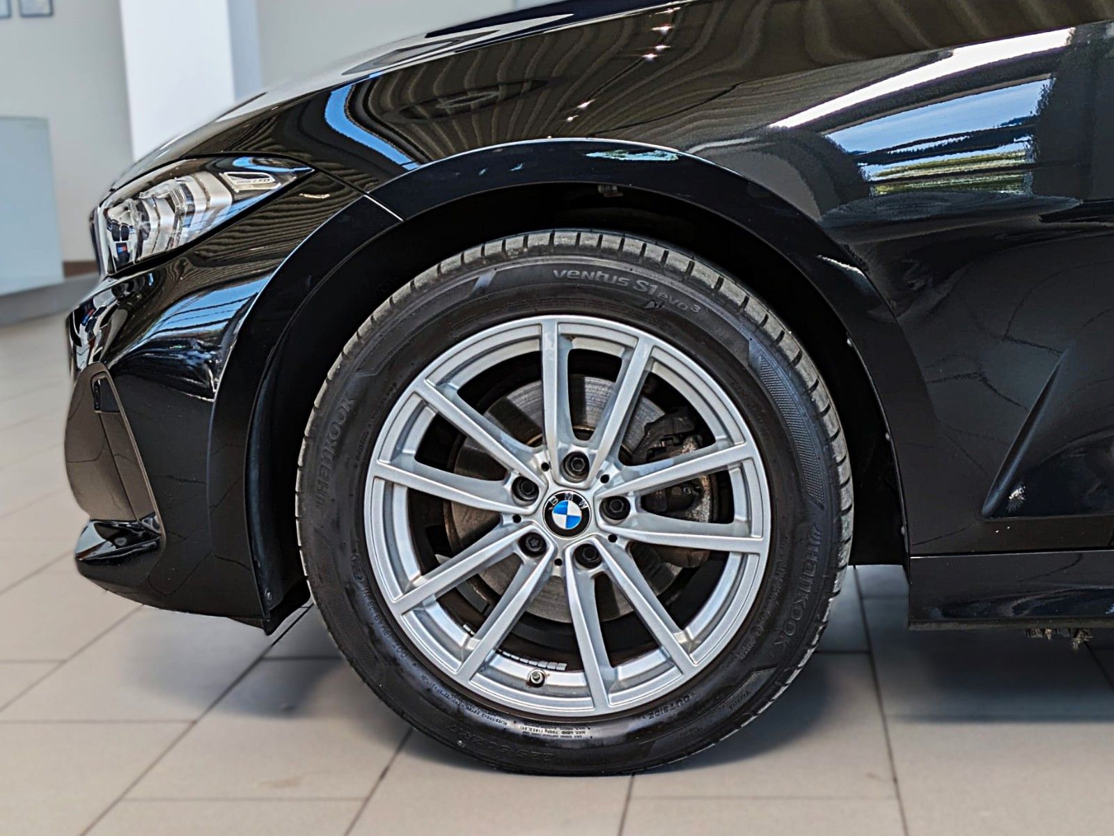 Fahrzeugabbildung BMW 320 d Touring AUT LEDER NAVI HUD LIVE COCKPIT