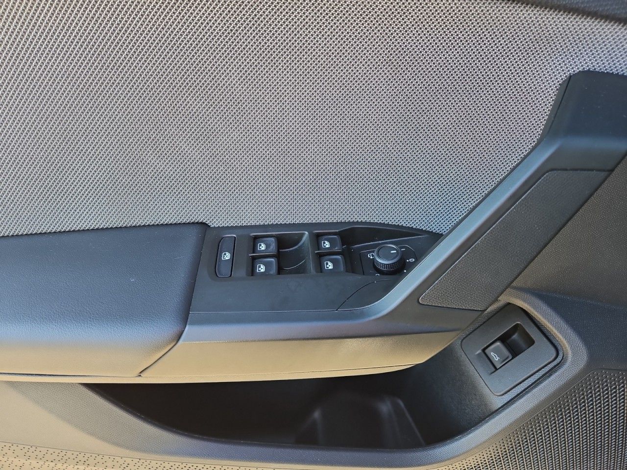 Fahrzeugabbildung SEAT Leon Sportstourer eTSI DSG Style Sitzheizung