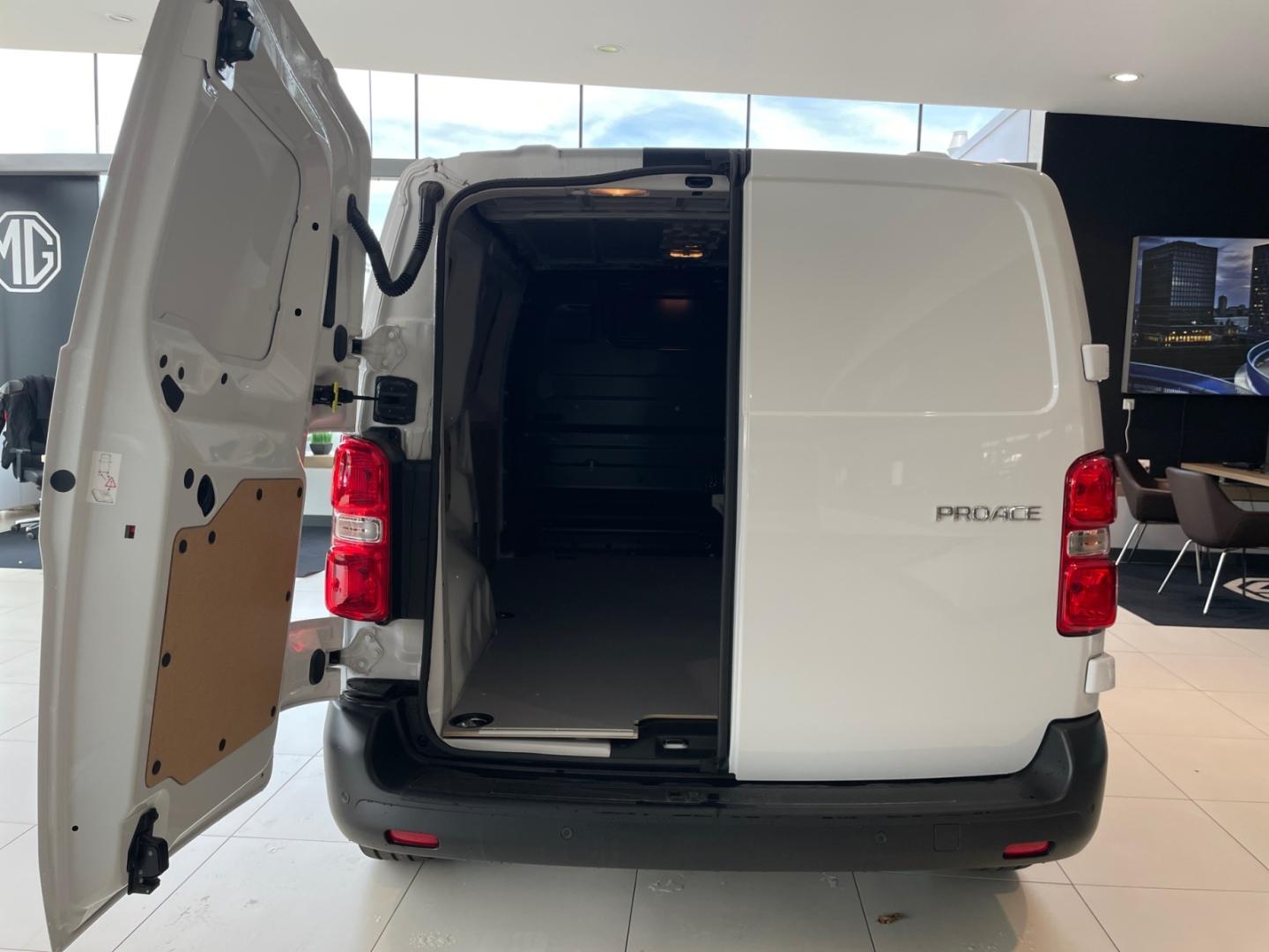 Toyota Proace 1.5L Diesel (120 PS) 2x4 4 Türen L1 Work