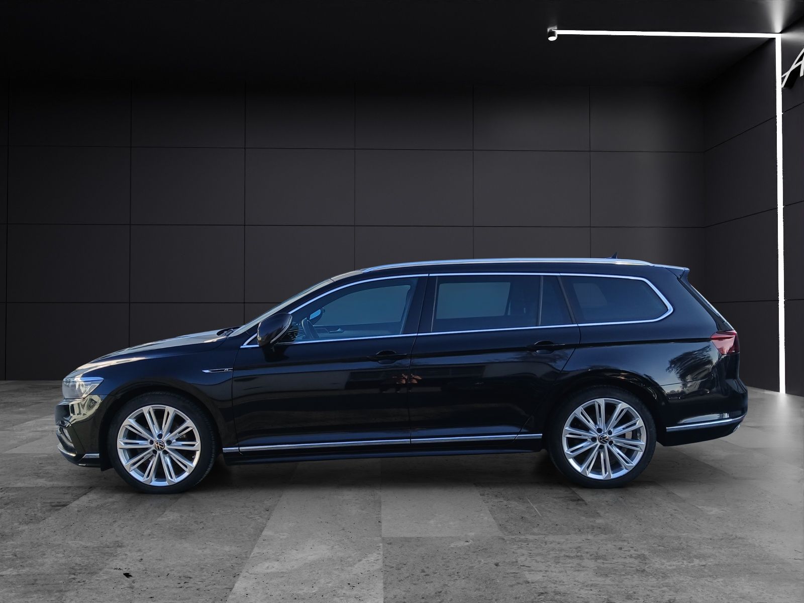 Fahrzeugabbildung Volkswagen Passat Variant TDI R-Line DSG Matrix AHK Navi Le