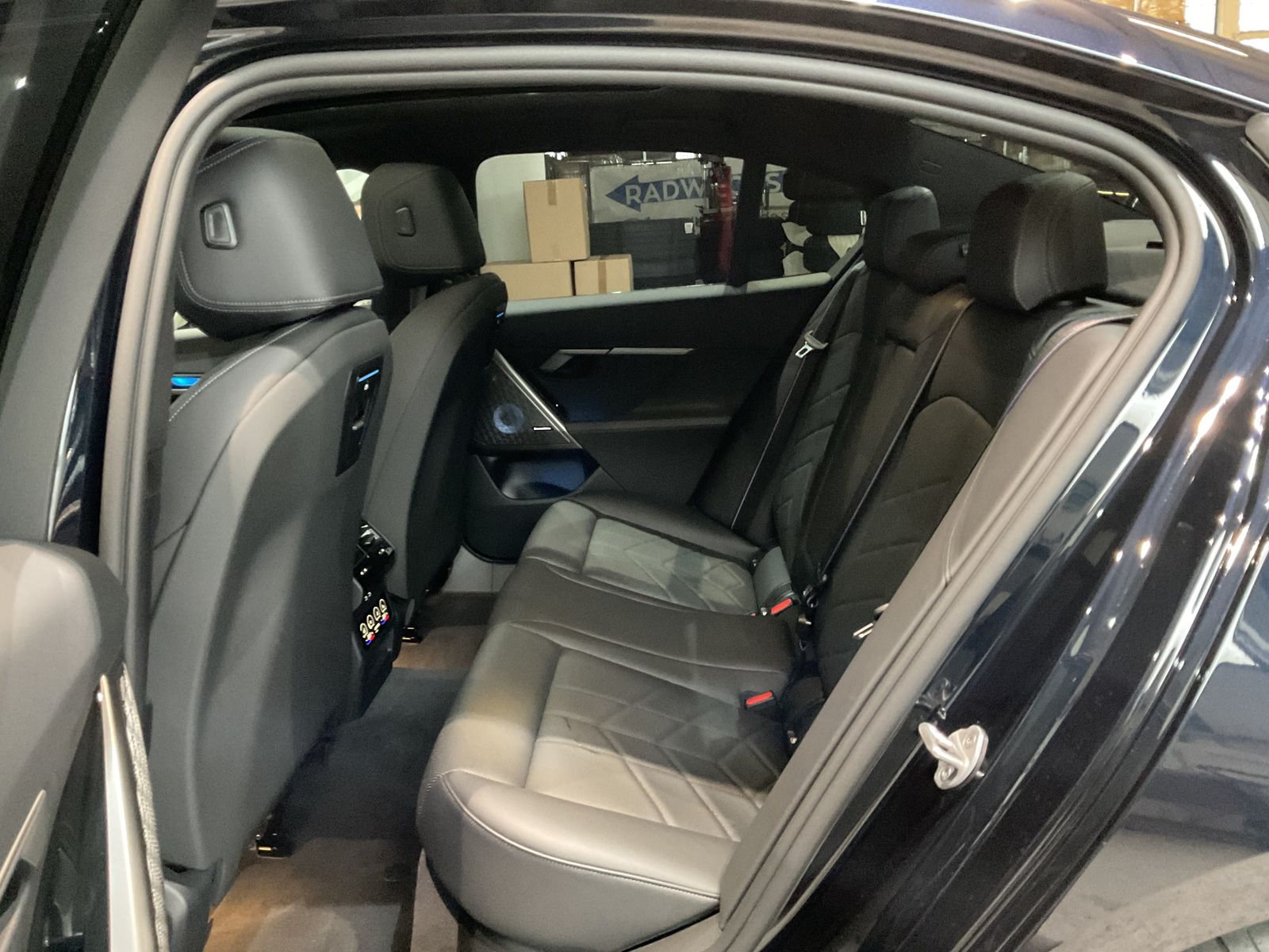 Fahrzeugabbildung BMW i5 M60 xDrive Sitzbelüftung vorn, Glasdach, Limo