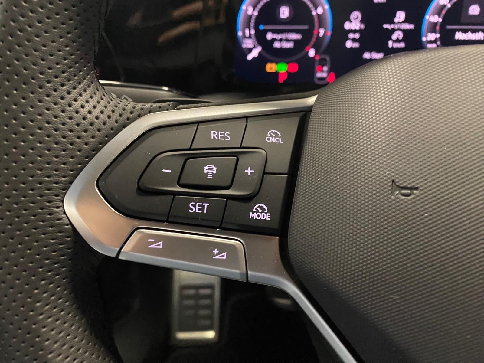 Fahrzeugabbildung Volkswagen Variant 2.0 TSI 4Mot R-Line BlackStyle+AHK+MATRI