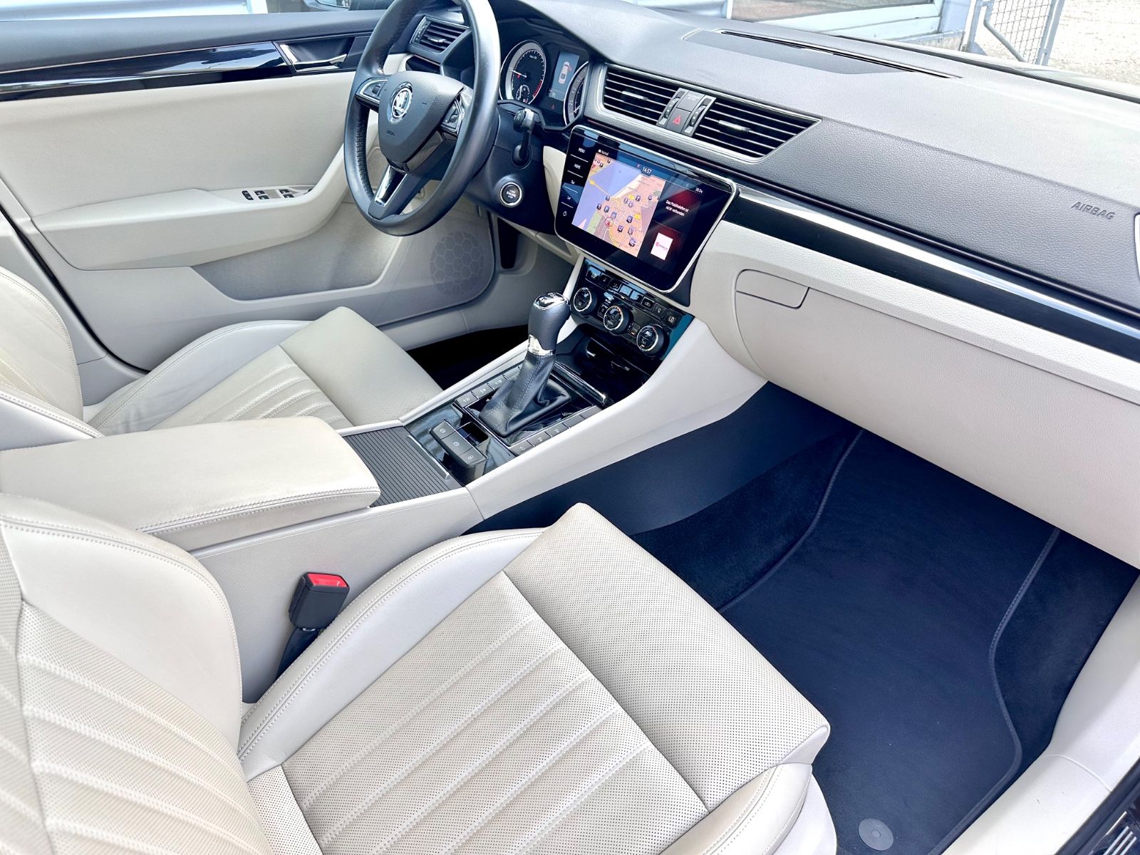 Fahrzeugabbildung SKODA SUPERB L&K 4x4*AHK+LEDER+DSG*MOD.2019*