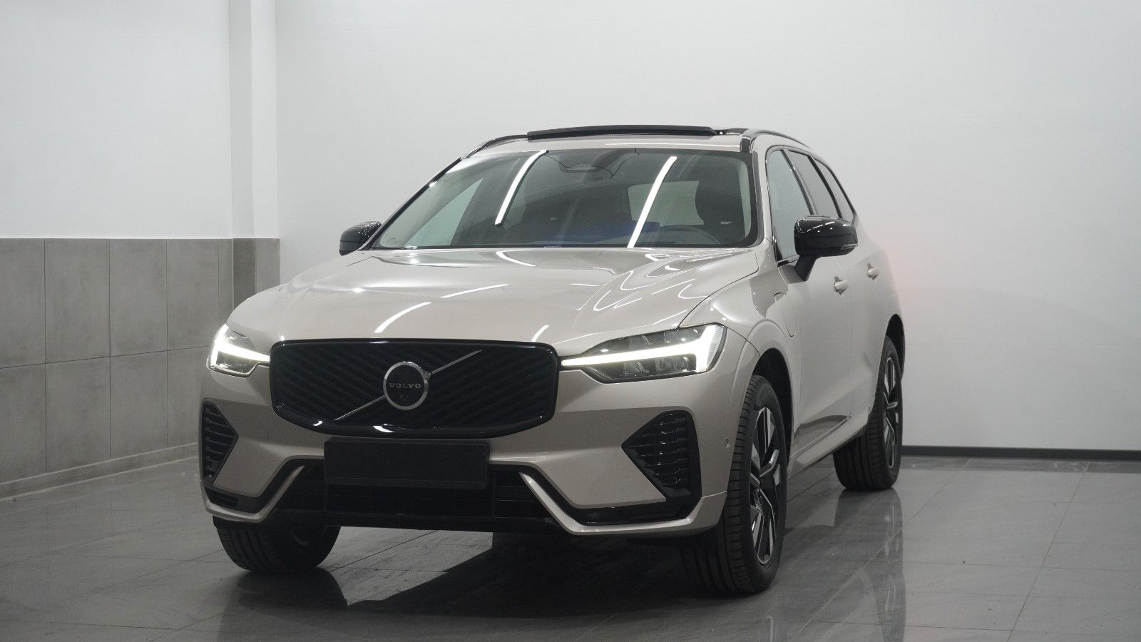 Volvo XC60 T6 Plus Dark NewMod Hyb. Pano/360/HuD/BLISS