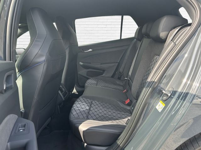 Fahrzeugabbildung Volkswagen Golf R-Line 1.5 eTSI 150 PS DSG NAVI LED RFK