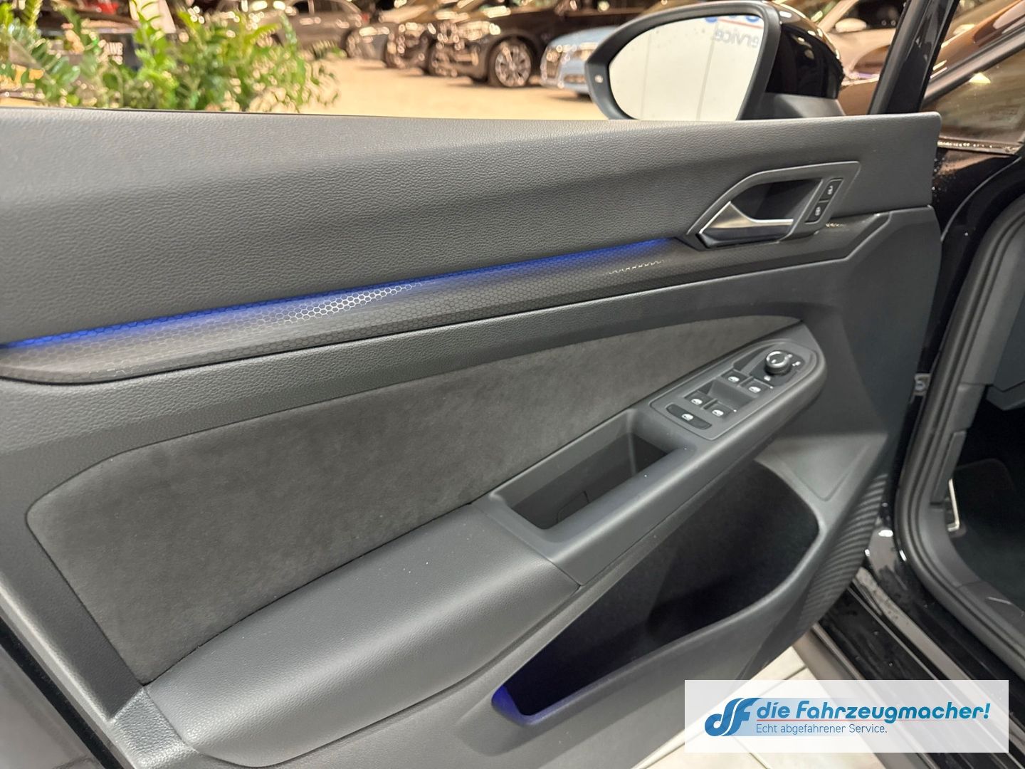 Fahrzeugabbildung Volkswagen Golf VIII GTI Navi Digitales Cockpit LED Sperrdi