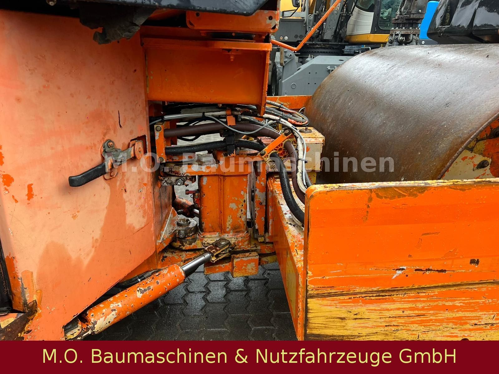Fahrzeugabbildung CAT CB-535 B / Kombiwalze