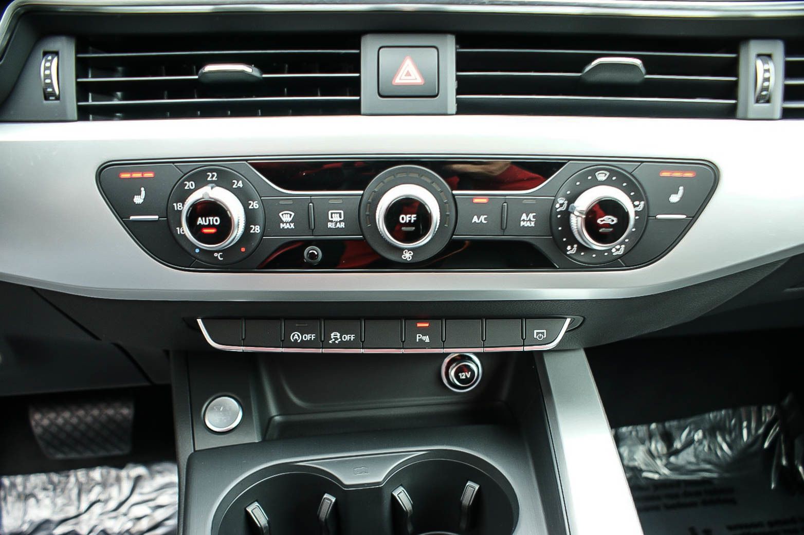Fahrzeugabbildung Audi A4 Avant 14TFSI S-Tronic NAVI XENON ANHÄNGERKPLG