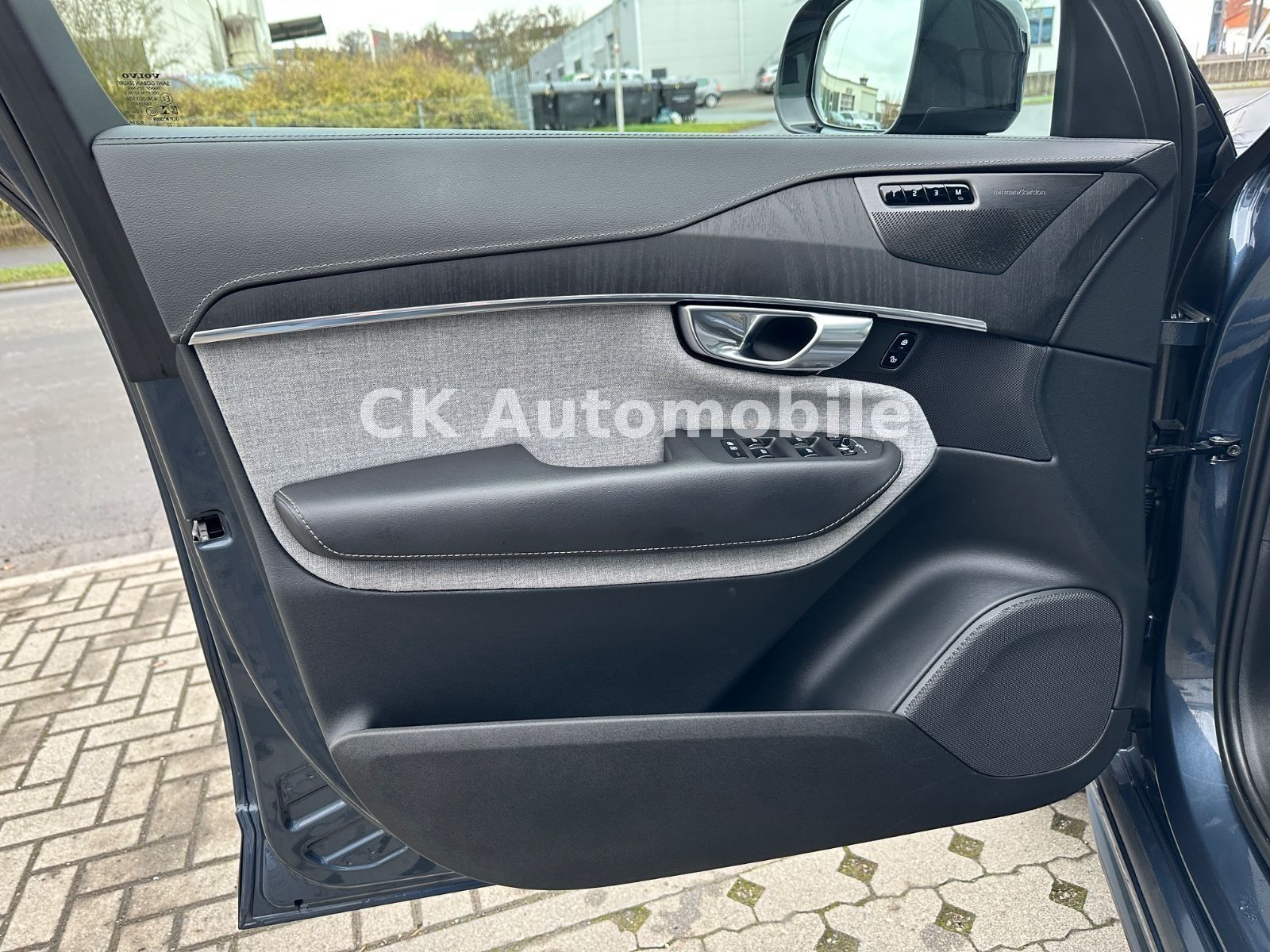 Fahrzeugabbildung Volvo XC90 T8 Ultimate Dark AWD/7 Sitze/Head-Up/LED